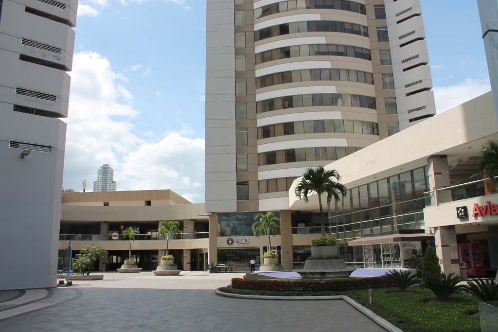 Plaza amplia de moderno edificio Metropolis con palmeras en Tegucigalpa