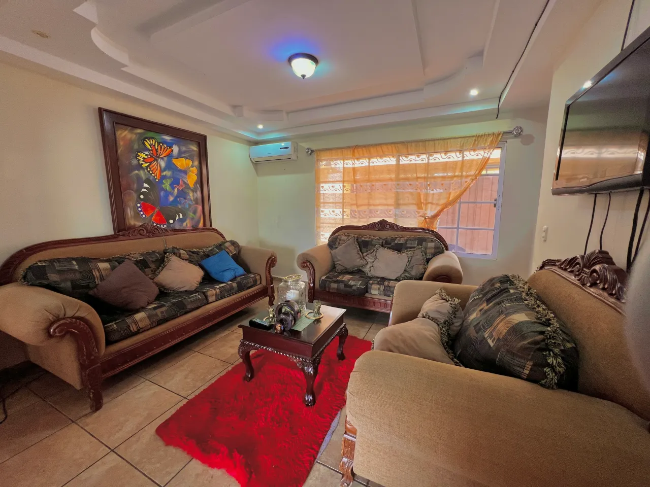 La sala cuenta con un espacio considerable para que puedas ajustarlo a tu gusto, con piso de cerámica, aire acondiconado y una ventana corrediza que permite la entra de luz natural.
