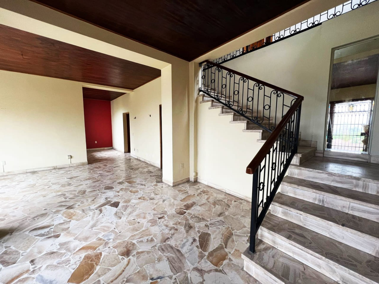 Escalera con acceso al 2 nivel de casa en col. Buena Vista, junto a sala de estar con techo de madera, piso de cerámica.