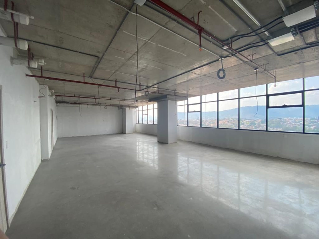 amplio espacio de oficina en distrito artemisa con vista al blvd. suyapa.