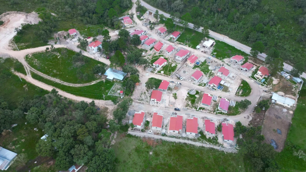 Foto aerea de dron de la residencial villa campestre el ciprés en Honduras.