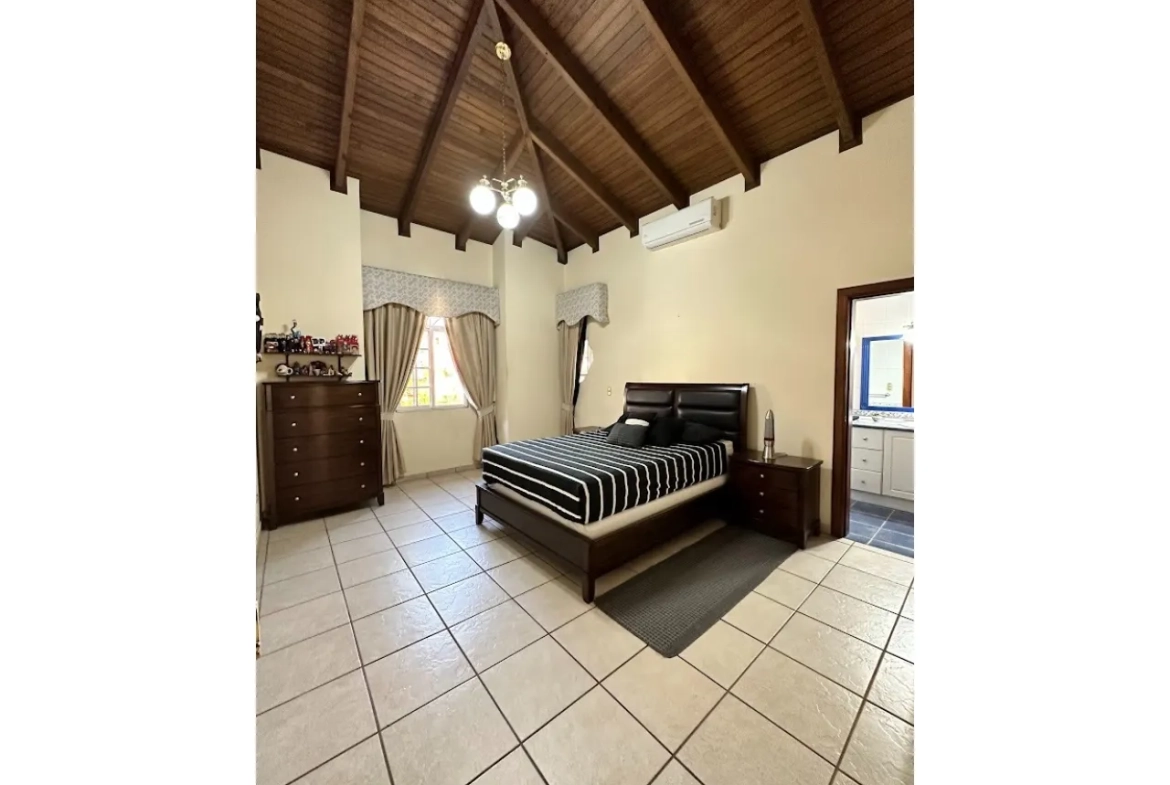 Habitación con cama matrimonial, cuenta con una cama, aire acondicionado y baño completo propio.