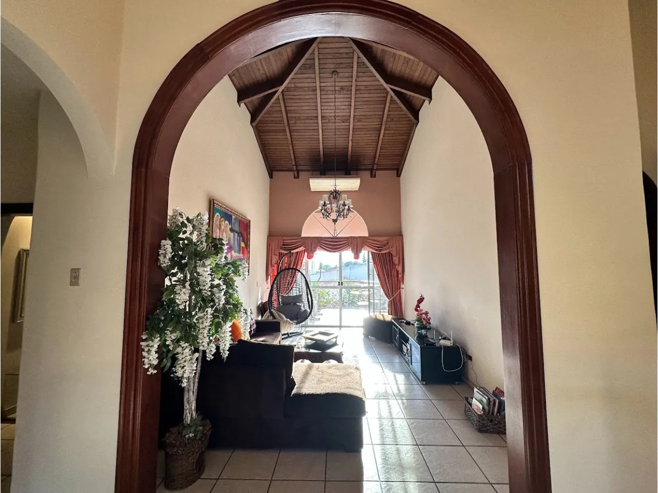 Área de sala familiar cuenta con diferentes sillones y una puerta que da acceso a una hermosa vista de la ciudad
