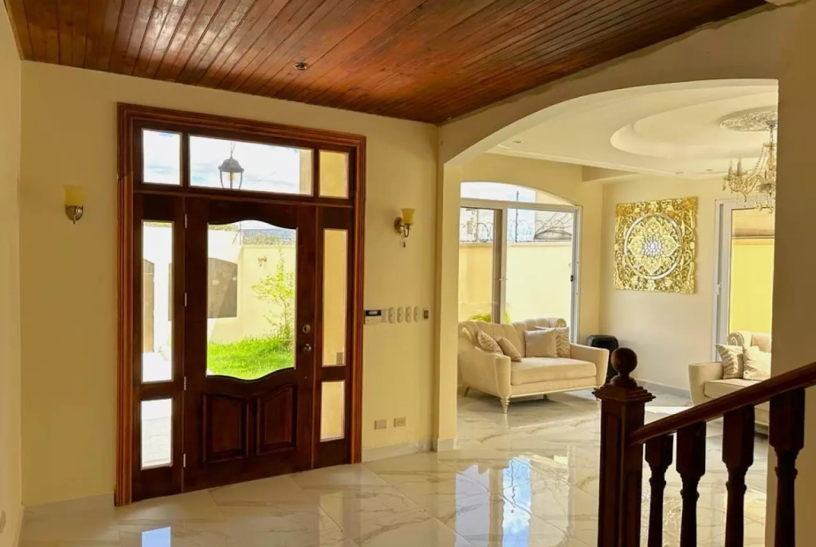 Recibidor cuenta con paredes de madera con suelo de ceramica, amplios espacios y ventanales que brinda luz natural.