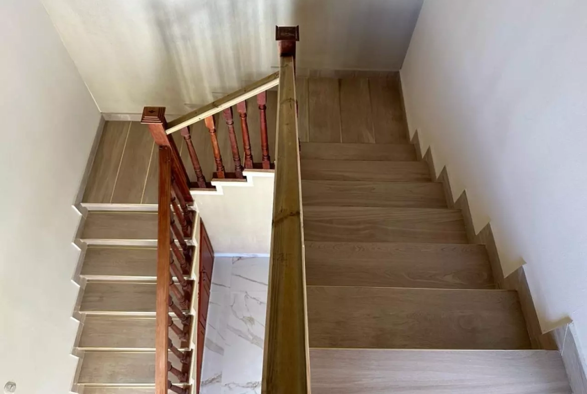 escaleras de madera en forma de caracol que brindan acceso al segundo nivel
