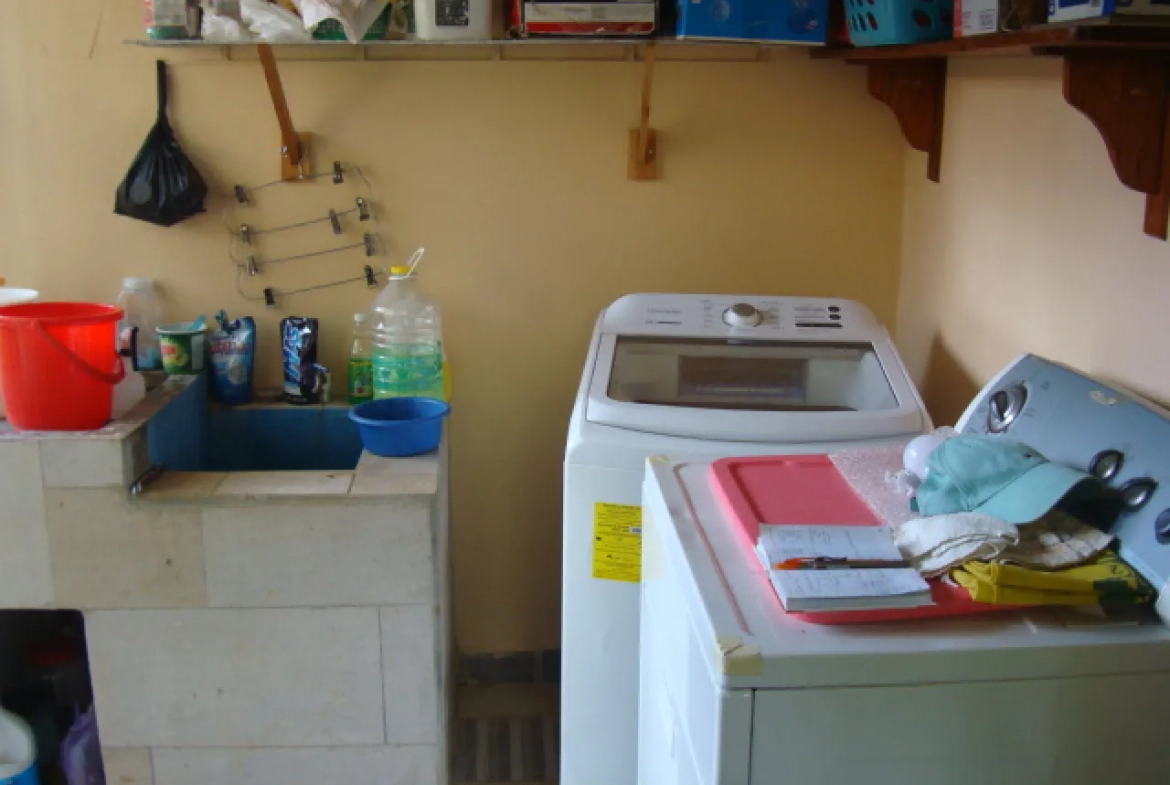 área de lavandería cuenta con pila y repisas para colocar elementos de limpieza