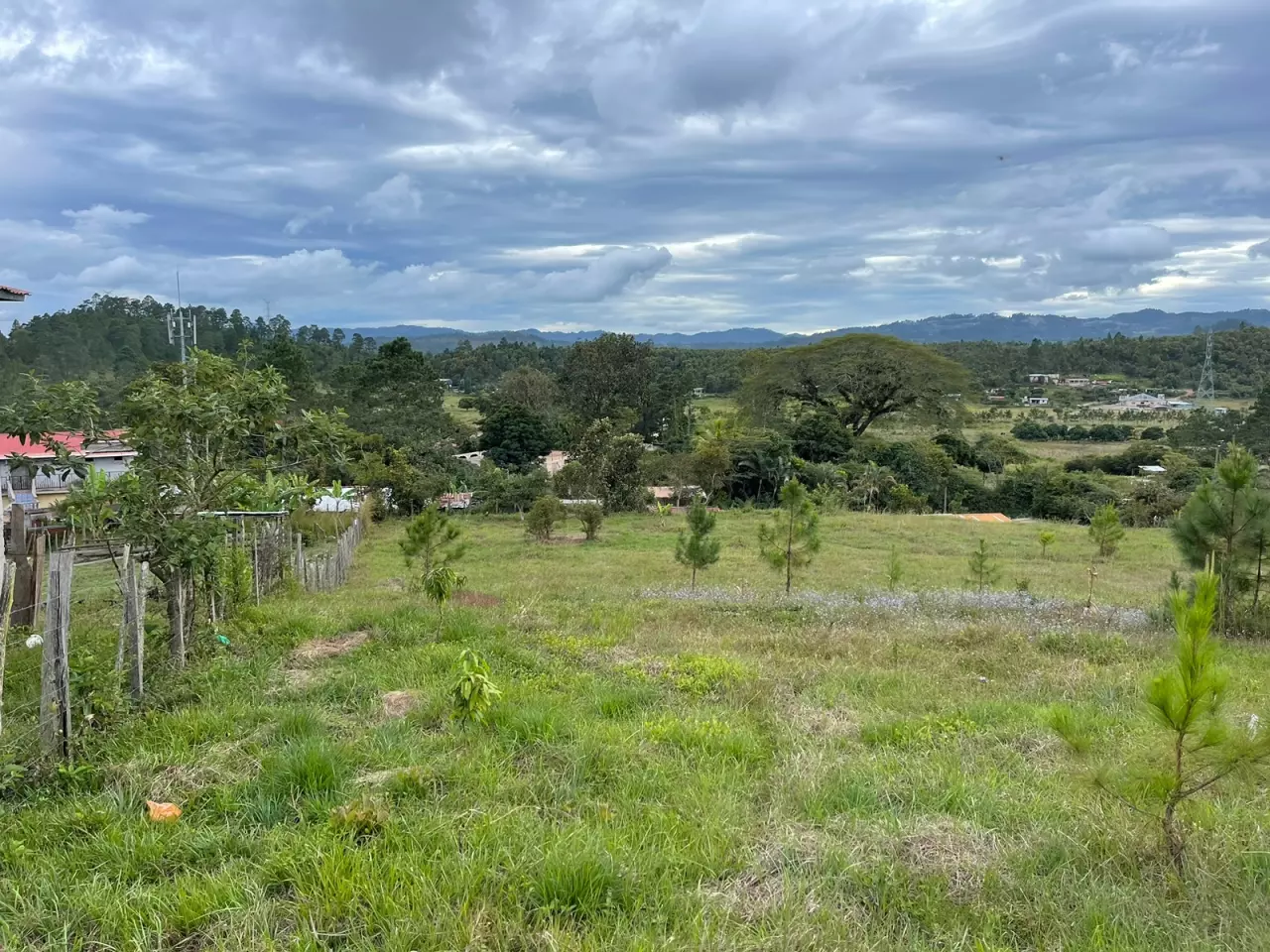 Venta de terreno en Aldea San Matías, Francisco Morazán, de topografía plana, con grama verde, con vista a las montañas.