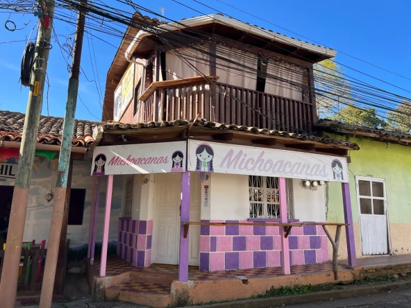 Se vende casa ubicada en Valle de Ángeles, cuenta con un área perfecta restaurante o café, con fachada de madera.