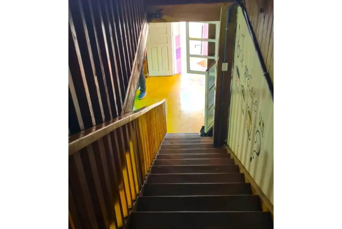 Escaleras de madera que brindan acceso al segundo nivel de la propiedad.