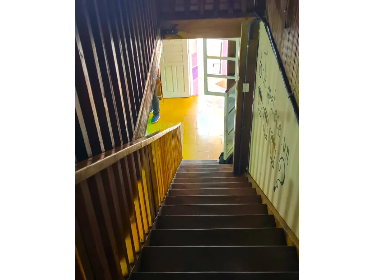 Escaleras de madera que brindan acceso al segundo nivel de la propiedad.