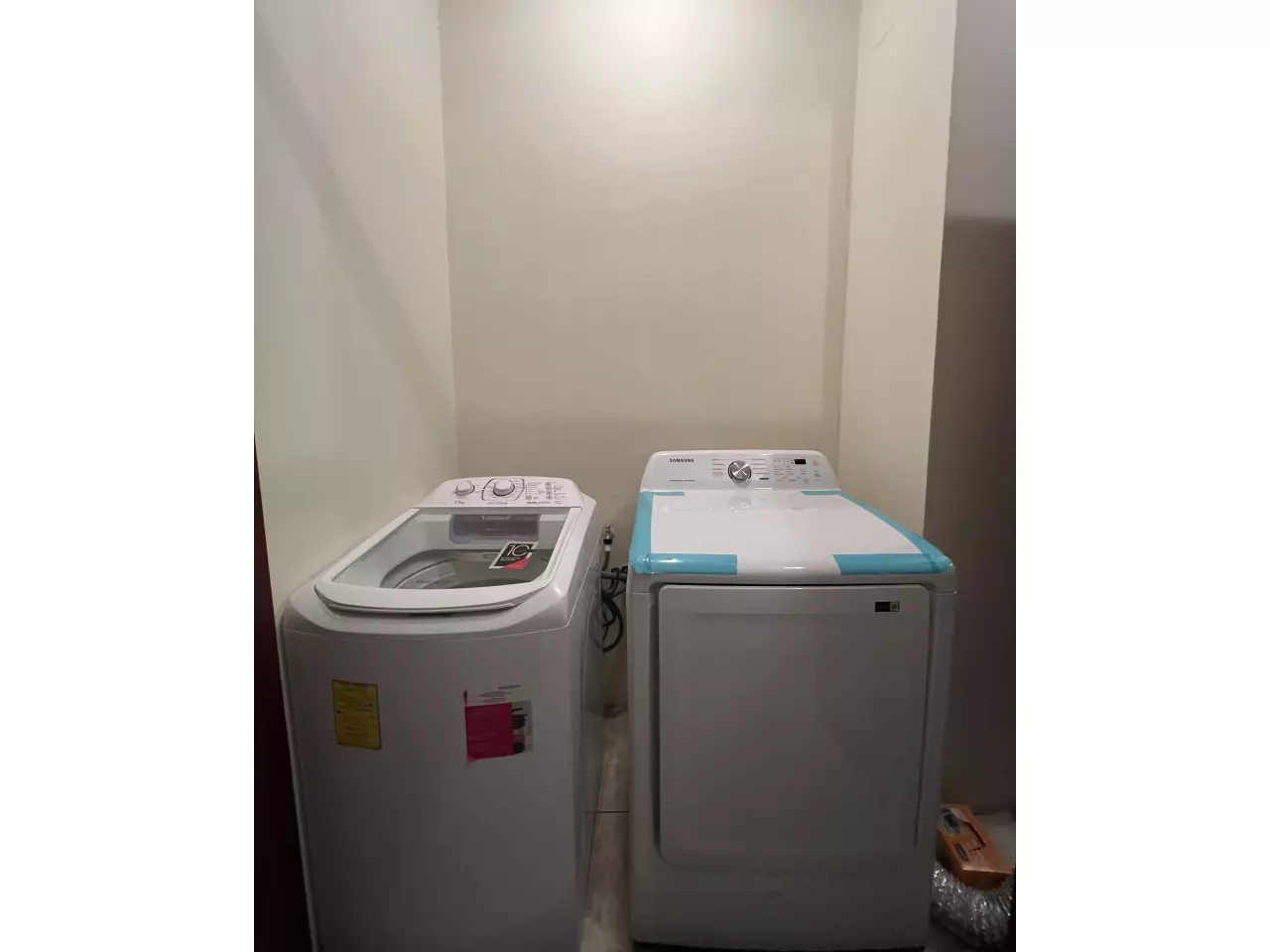 Área de lavandería con lavadora y secadora.