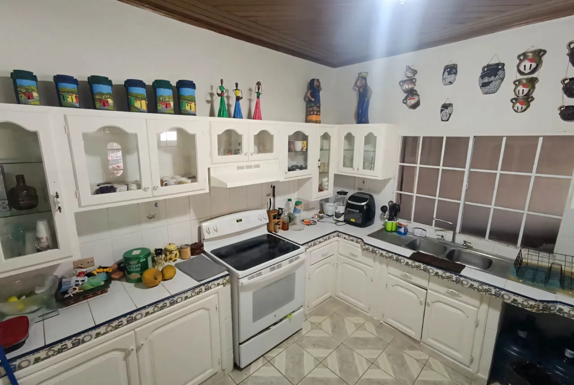 La cocina cuenta con muebles de suelo y techo, con espacio para los electrodomésticos principales, además cuenta con lavadero.