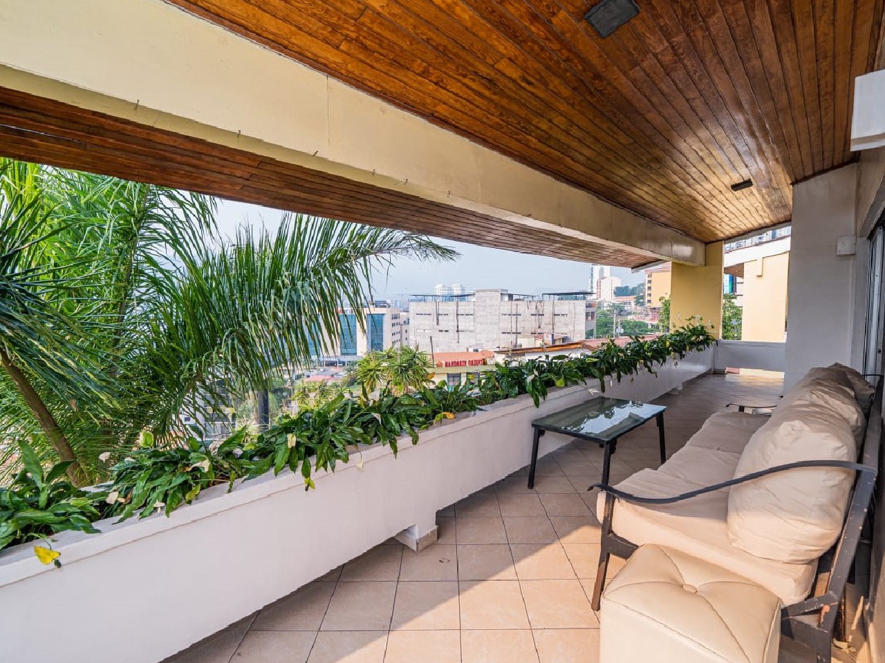 La terraza también cuenta con sillones cómodos y una mesa de centro siendo un espacio ideal para relajarte.
