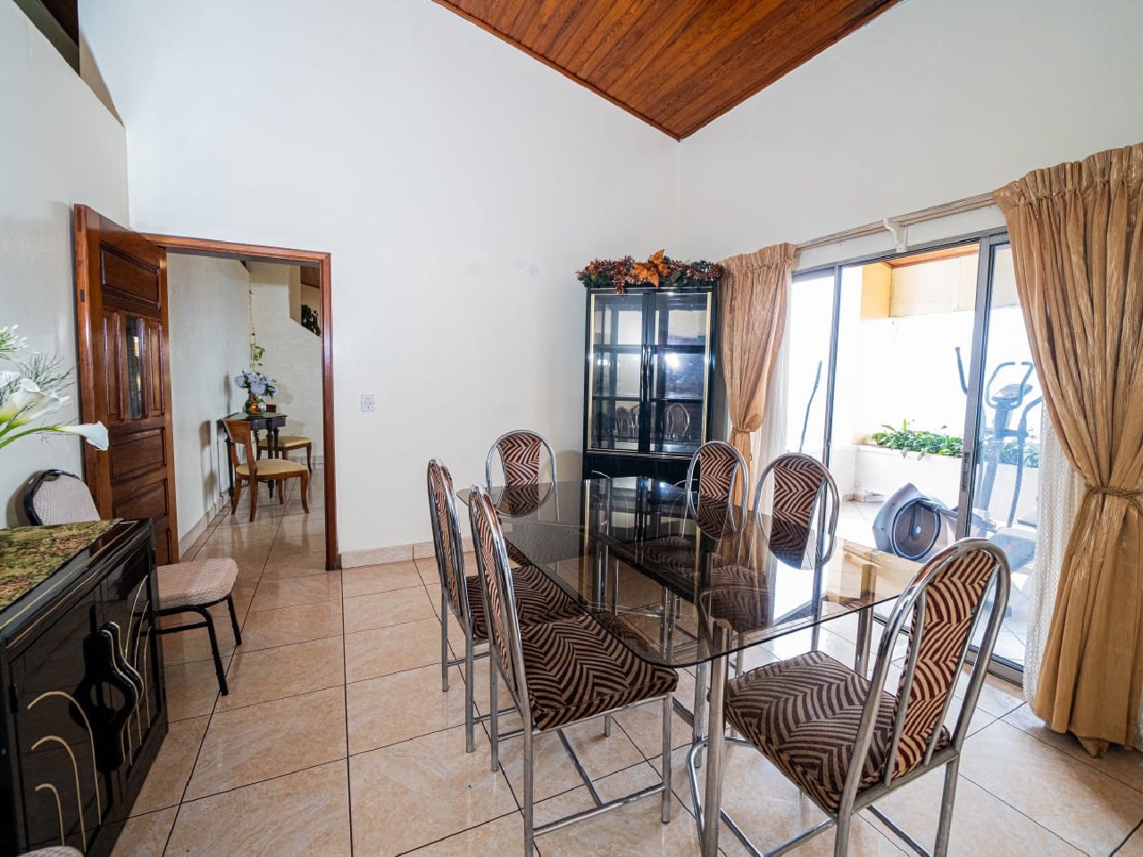 Comedor ideal para tu familia conformada por seis sillas, este espacio esta acompañado de puerta corrediza de cristal y muebles.