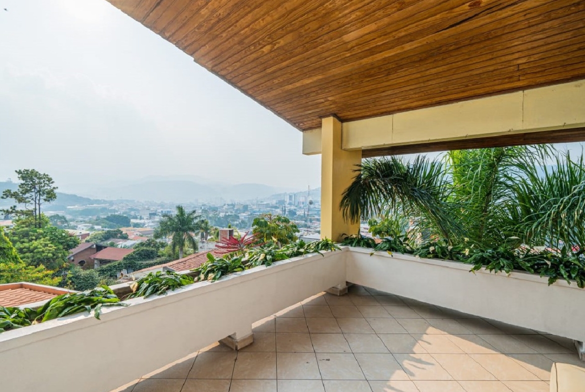 Esta casa cuenta con terraza donde ofrece una excelente vista a la capital decorado con plantas para añadir color.
