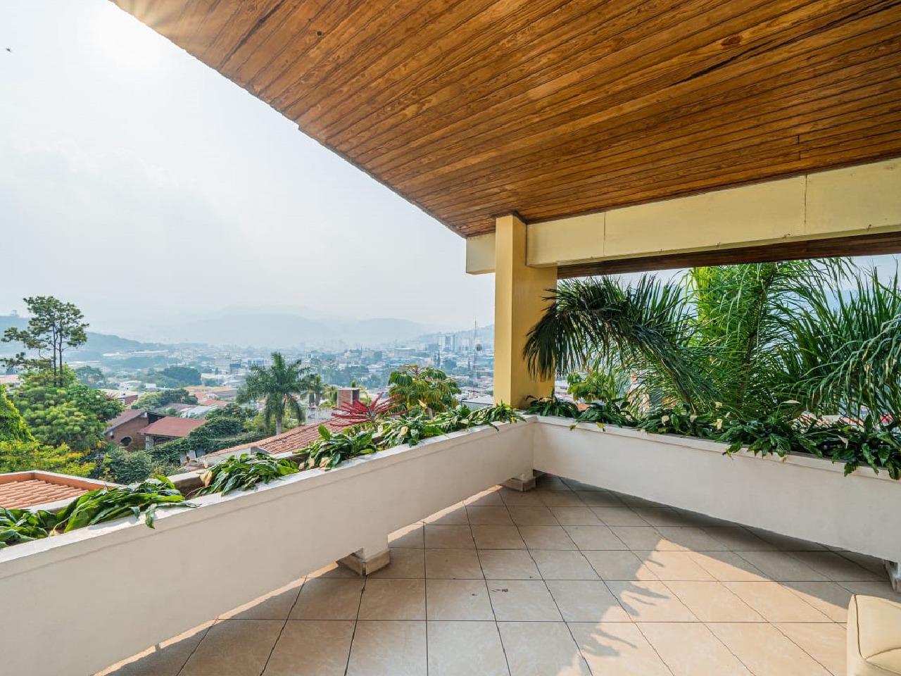 Esta casa cuenta con terraza donde ofrece una excelente vista a la capital decorado con plantas para añadir color.