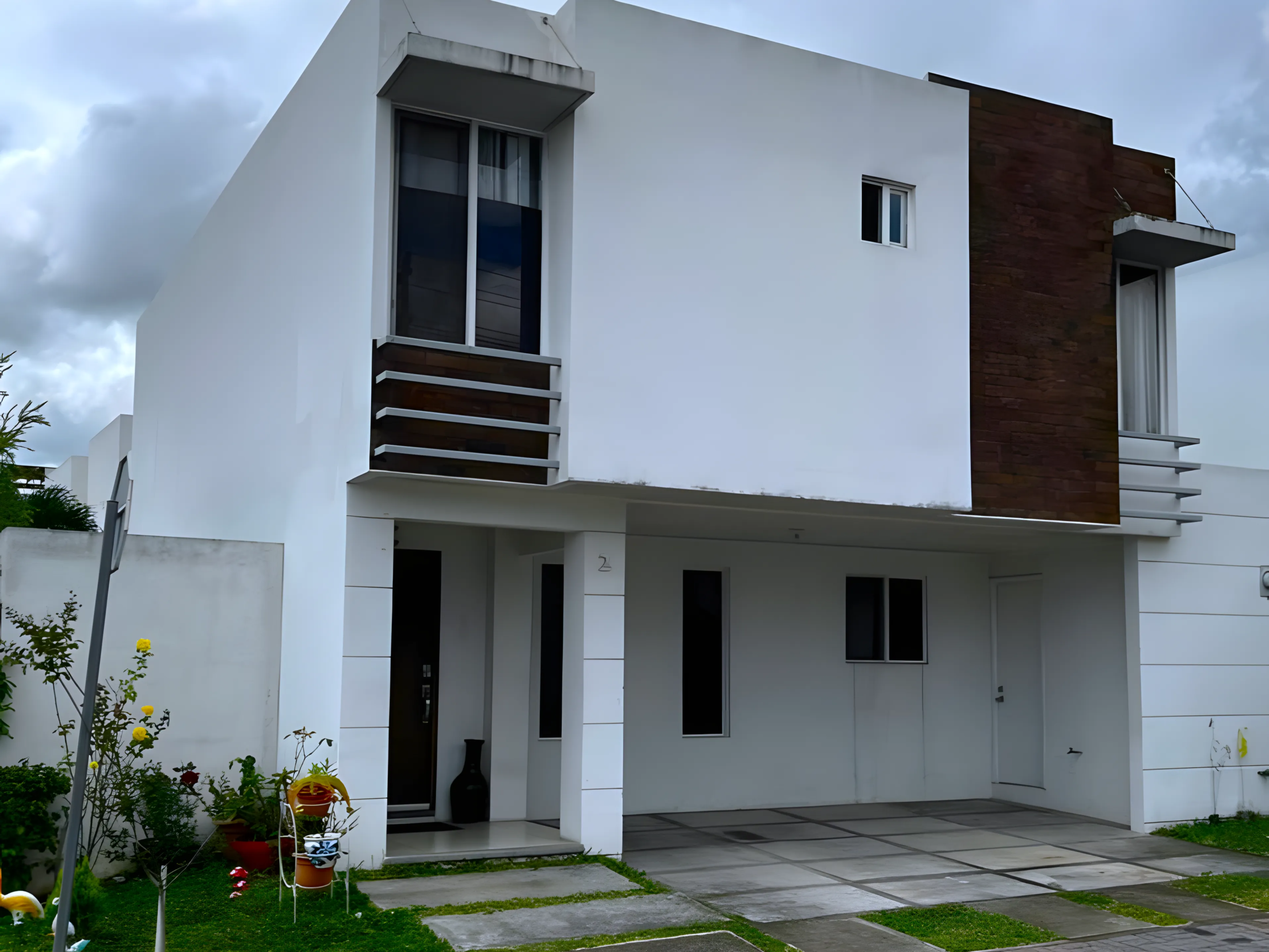 La fachada de esta vivienda presenta un estilo moderno y el jardín delantero añade un atractivo extra a la propiedad.