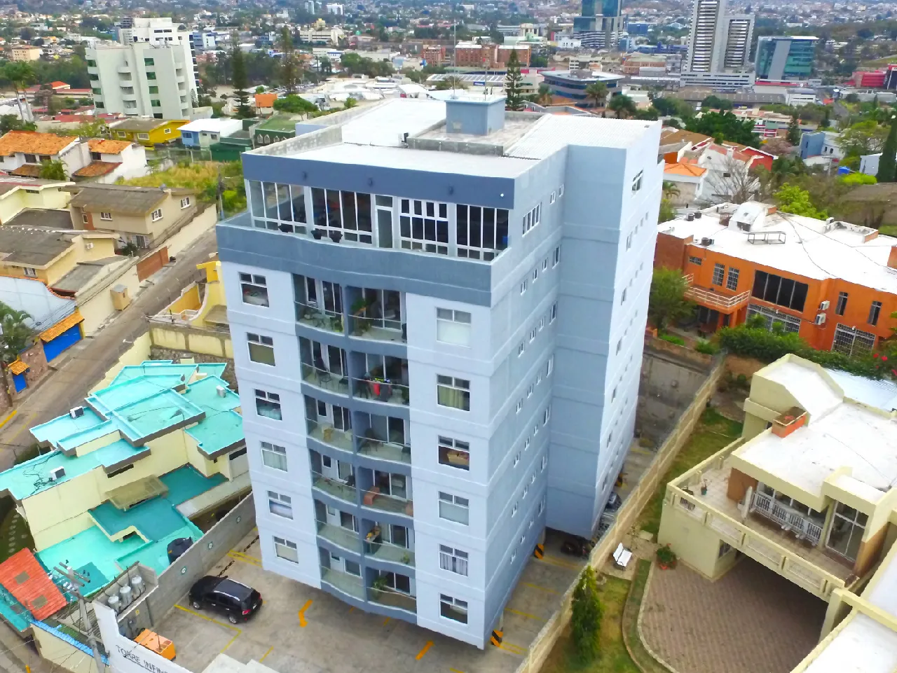 Torre infinito ubicado en un zona exclusiva, cuenta con una fachada de color azul y ofrece apartamentos modernos con vistas a la ciudad.