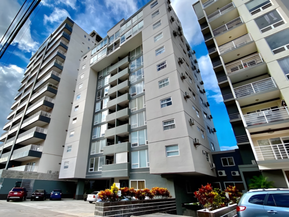 Este complejo de apartamentos ubicado en la Col. Lara cuenta con dos torres, sus fachadas son de color beige y verde.
