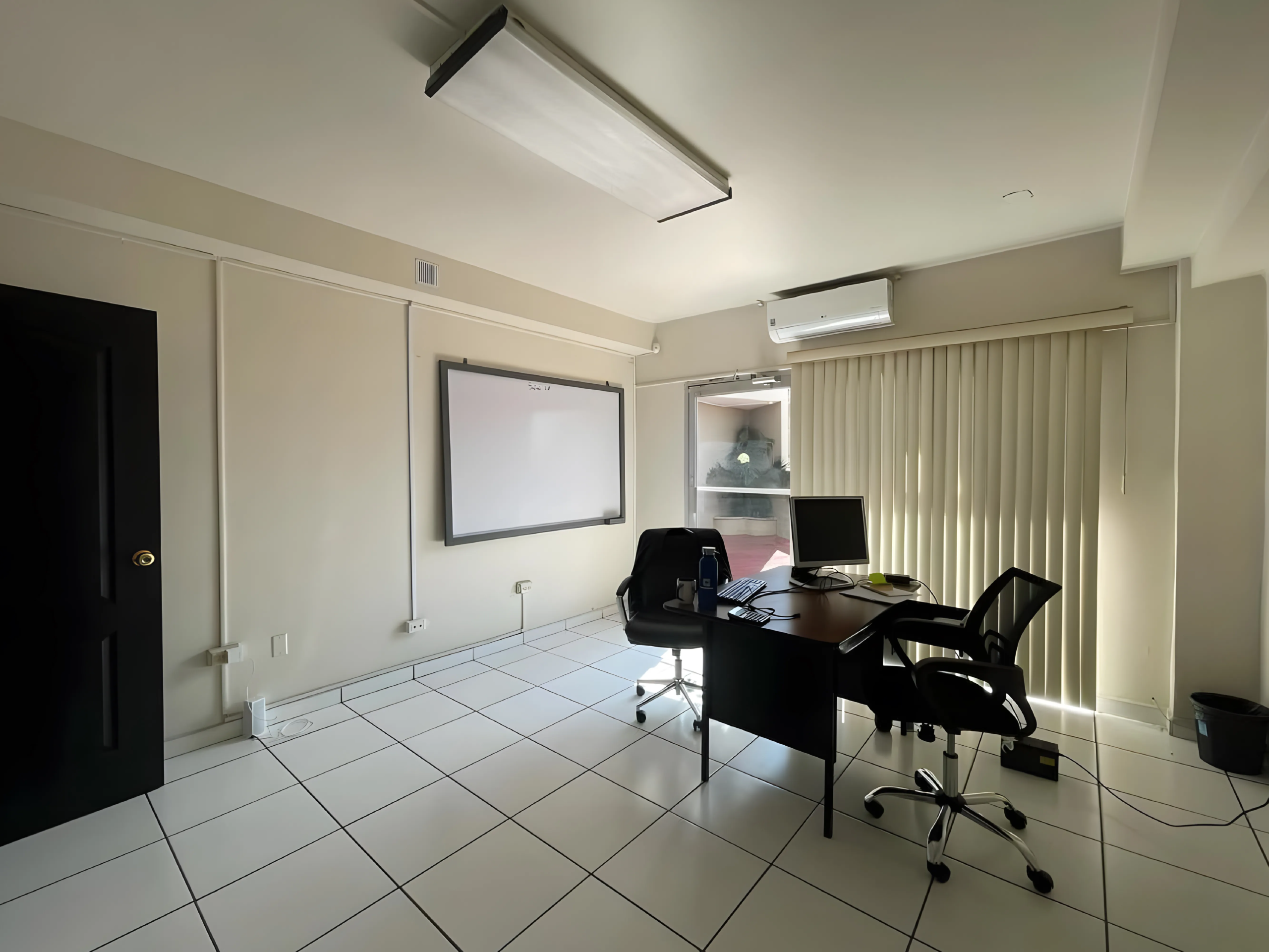 Esta oficina cuenta con fácil acceso a patio trasero, aire acondicionado y cuenta con ventana y puerta de cristal.