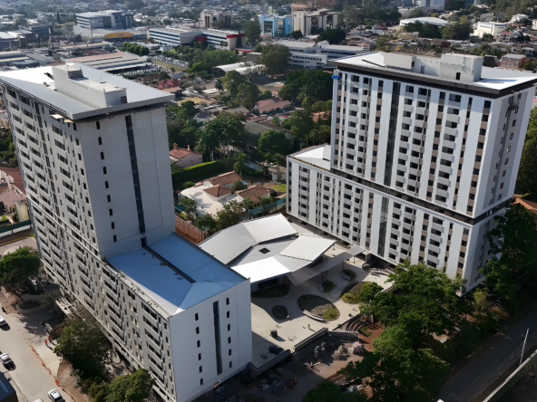 Este complejo de Cipreses San Ignacio se encuentra en una zona céntrica y cuenta con dos torres de 17 niveles de apartamentos, su fachada de color blanco le añade un toque moderno.